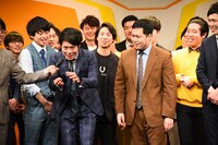 優勝が決まり、コメントする際も神田松之丞になりきる令和ロマン・高比良。