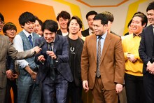 優勝が決まり、コメントする際も神田松之丞になりきる令和ロマン・高比良。