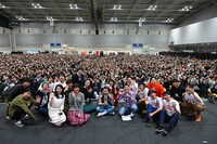 「RADIO EXPO ～TBSラジオ万博2020～」のグランドエンディングに登場した爆笑問題（中央）らTBSラジオのパーソナリティたち。(c)TBSラジオ