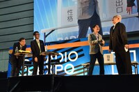 「RADIO EXPO ～TBSラジオ万博2020～」でお題に沿った即興コントを繰り広げるコサキン（右）と、その様子を楽しむナイツ（左）。(c)TBSラジオ