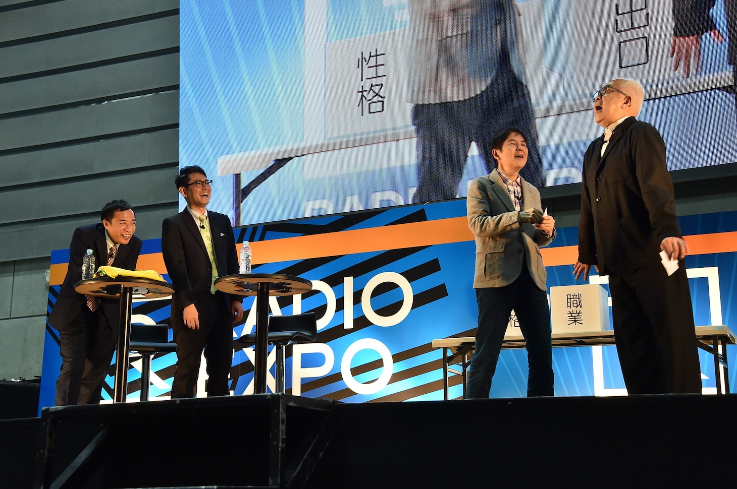 「RADIO EXPO ～TBSラジオ万博2020～」でお題に沿った即興コントを繰り広げるコサキン（右）と、その様子を楽しむナイツ（左）。(c)TBSラジオ