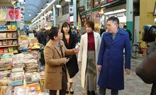 街ぶらロケを展開する爆笑問題ら。