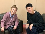 DVDボックス特典ディスクに収録される、和子おばあちゃん（左、桑原和男）と小籔千豊（右）の対談の様子。
