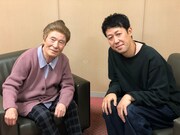 DVDボックス特典ディスクに収録される、和子おばあちゃん（左、桑原和男）と小籔千豊（右）の対談の様子。