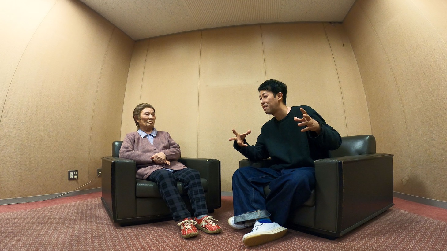 和子おばあちゃん（左、桑原和男）と小籔千豊（右）の対談の様子。