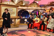 上沼恵美子（左）とゲスト出演者たち。(c)関西テレビ