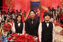 「土曜プレミアム『有吉ダマせたら10万円　近藤真彦・EXIT・純烈・バカリが有吉をダマす』」MCの有吉弘行（中央）と進行のバカリズム（右）、永島優美アナ（左）。(c)フジテレビ