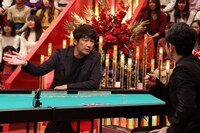 （左から）近藤真彦と有吉弘行。(c)フジテレビ