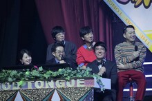 前列左から松丸友紀アナウンサー、おぎやはぎ。後列左から元アルファルファの豊本明長（東京03）、飯塚悟志（東京03）、設楽統（バナナマン）。(c)テレビ東京