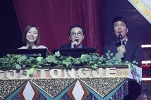 左から朝日奈央、おぎやはぎ。 (c)テレビ東京