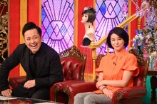 （左から）くりぃむしちゅー有田、高嶋ちさ子。(c)TBS