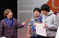 ハリセンボン春菜からのインタビューを受ける空気階段。