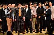 優勝決定後、ゴヤ（前列左）にバッファロー吾郎・竹若（前列右）がインタビューする様子。