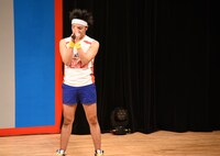 勝ち上がりを祈るサンシャイン池崎。