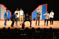 最前列に着席していた親に手をふるリンダカラー。