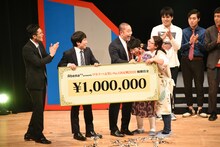 はなしょーの優勝を称えるハナコ。