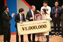 優勝したはなしょーは、昨年王者のハナコから賞金100万円のパネルを贈呈された。
