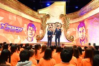 爆笑問題の漫才の様子。(c)TBS