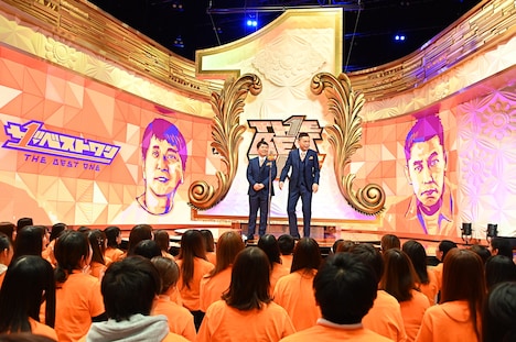 爆笑問題の漫才の様子。(c)TBS