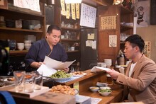 CM撮影中のミルクボーイ。