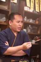 CM撮影中のミルクボーイ内海。