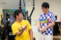 パンサー尾形（左）