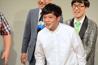 オープニングで挨拶をするガリットチュウ熊谷茶。