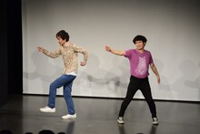 工藤兄弟に扮する（左から）ザ・ギース高佐、流れ星ちゅうえい。