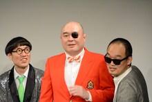 昔のタモリになりきる新宿カウボーイかねきよ（中央）。