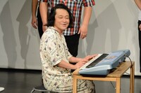 Toshlになりきってピアノを弾く永野。