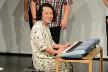 Toshlになりきってピアノを弾く永野。