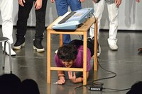 ピアノになりきる流れ星ちゅうえい。