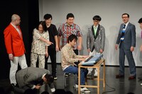 ピアノを弾くザ・ギース高佐。