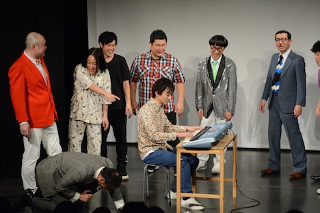 ピアノを弾くザ・ギース高佐。