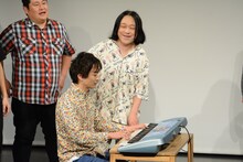 ピアノを弾くザ・ギース高佐と歌う永野。