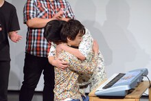 抱き合うザ・ギース高佐と永野。