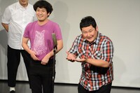 ミルクボーイになりきる（左から）流れ星ちゅうえい、オテンキのり。