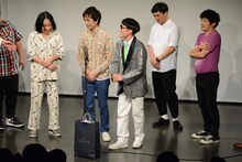 ミルクボーイになりきる（左から）永野、ザ・ギース高佐、いち・もく・さん・くぼた。