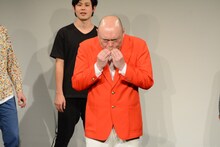 詰めが甘い人ならぬ「爪が甘い人」を演じる新宿カウボーイかねきよ。