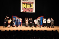 審査員に愛嬌を振りまく出場者たち。