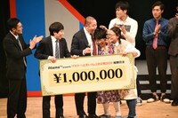 はなしょーの優勝を称えるハナコ。