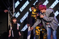 女の子のモデルにメロメロなEXIT。