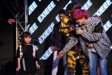 女の子のモデルにメロメロなEXIT。