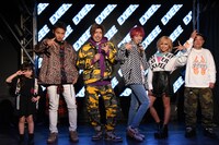 会見に登場したモデルたちとEXIT。