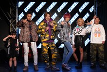 会見に登場したモデルたちとEXIT。