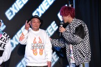 おじいさんモデルに感想を聞く兼近。