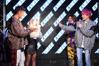 会見ではブランドデビューを祝してタピオカドリンクで乾杯。