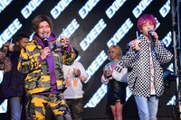 タピオカドリンクで乾杯するEXIT。