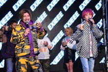 タピオカドリンクで乾杯するEXIT。