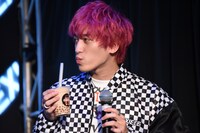 タピオカドリンクを飲む兼近。